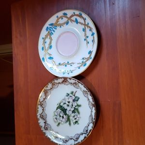 2 tea saucers